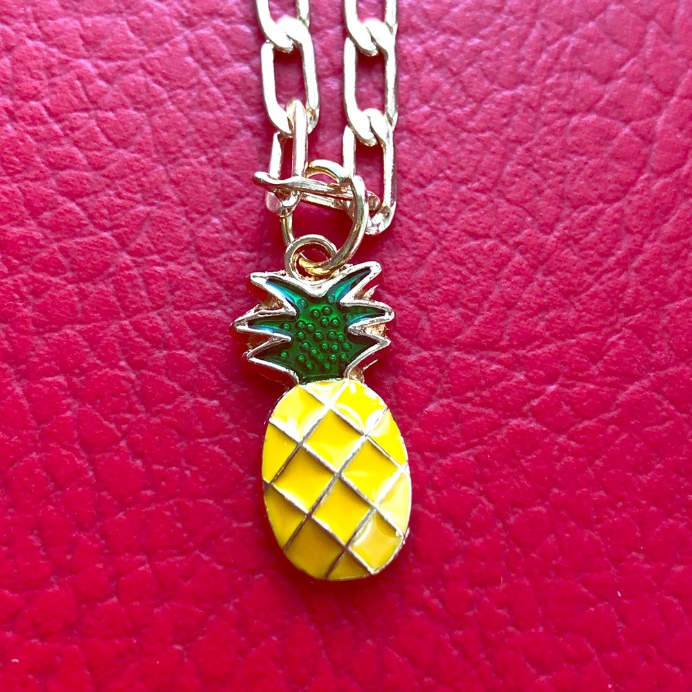 🍍Pineapple gold necklace 🍍! Adorable✨